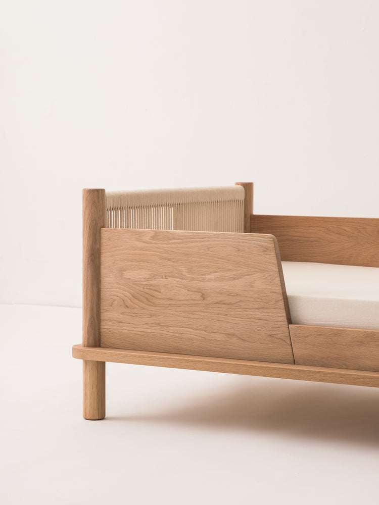 Latitude safety bed barrier in solid oak, oak wood